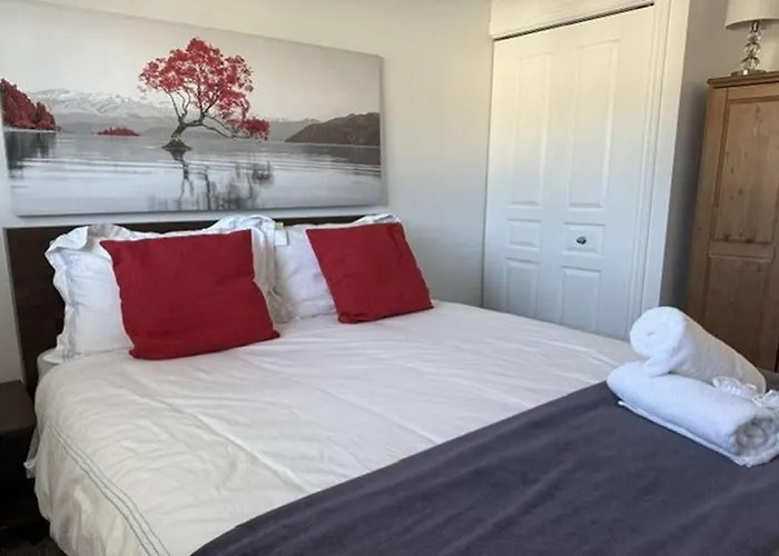 Chalet Saint-Sauveur With Heated Pool During Summer And Ski In Ski Out!